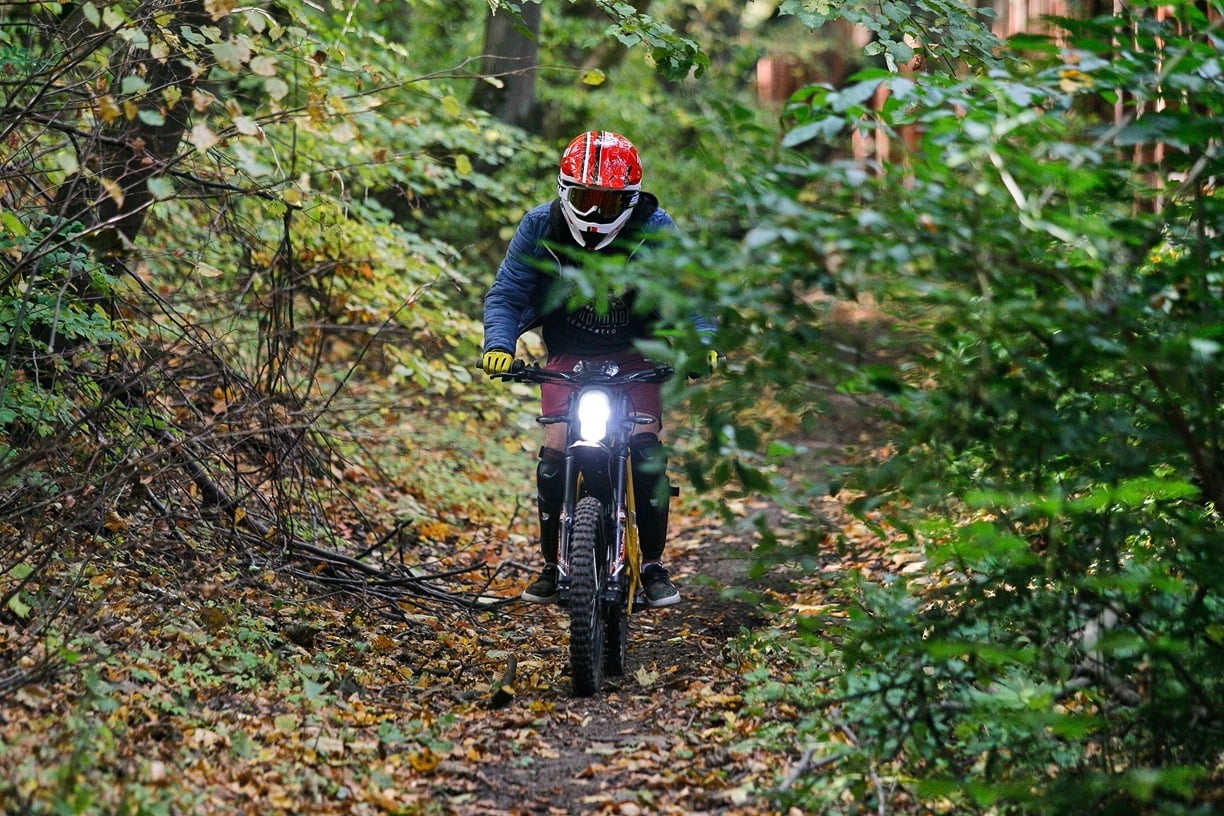 Surron Light Bee X L1e 25MY w terenie